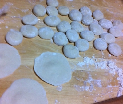 餃子の皮作り