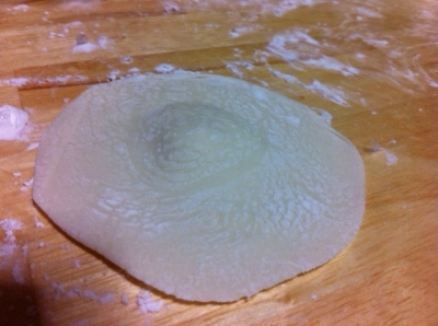 餃子の皮を伸ばしたところ